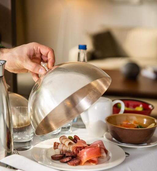جناح إدارى, Hyatt Regency Belgrade