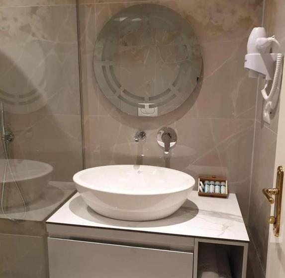 اتاق لوکس با بالکن و چشم‌انداز دریا, Poda Boutique