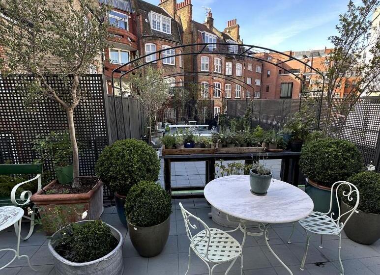 سوییت با چشم‌انداز باغ, No. 30 Knightsbridge