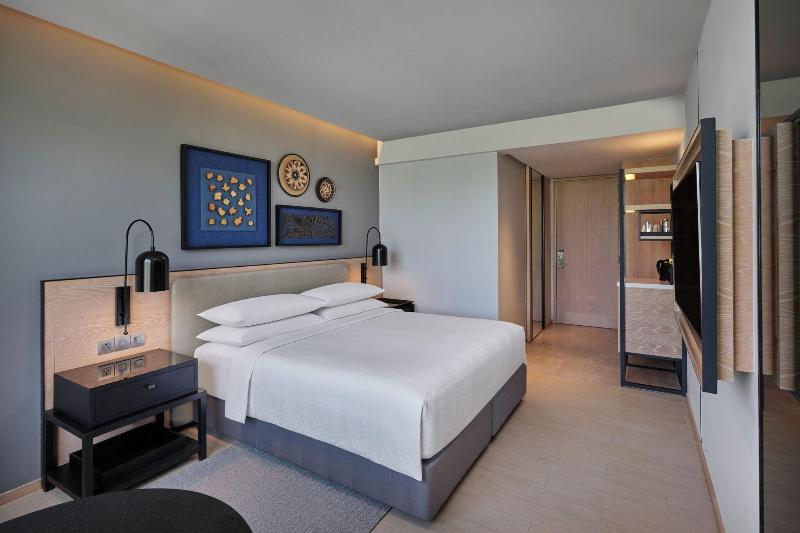 اتاق سوپریور با تخت بزرگ, Four Points By Sheraton Phuket Patong Beach Resort