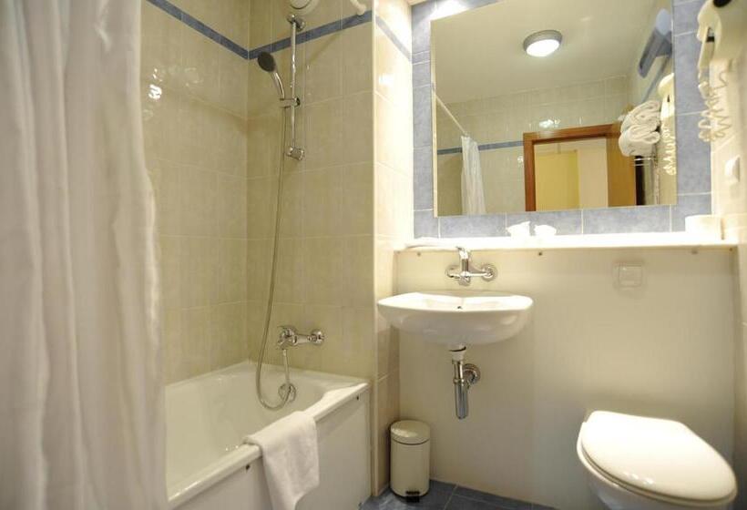 스탠다드 트리플 룸, Travelodge Alicante Puerto