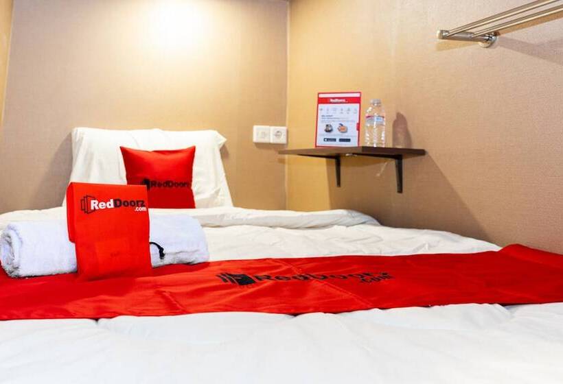 Кровать в Общей Комнате, Reddoorz Hostel @ Di Panjaitan Simpang Lima