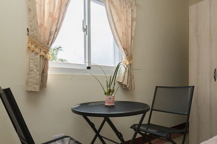 اتاق پریمیوم چهارنفره, Blackfoot Homestay