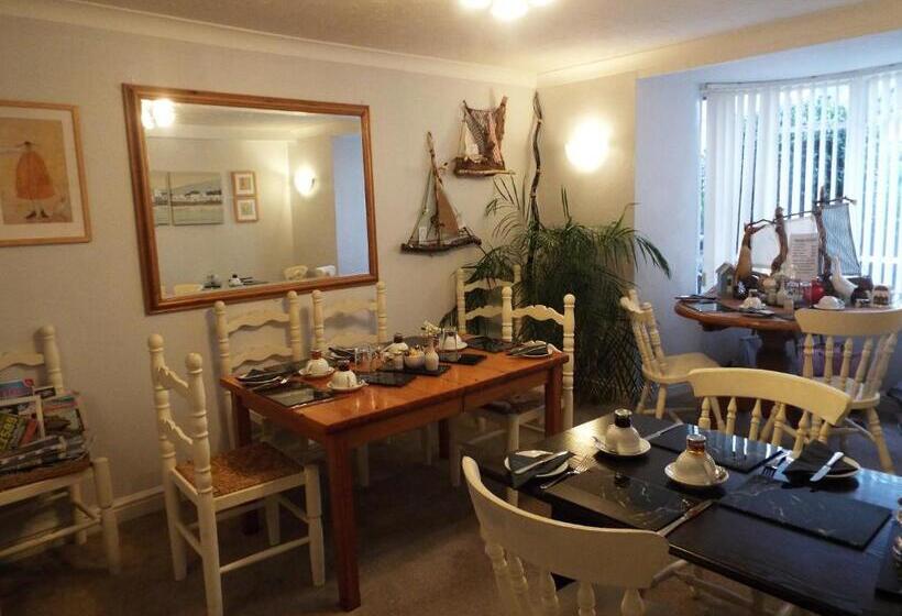 Семейный Номер, Corner House Guest House