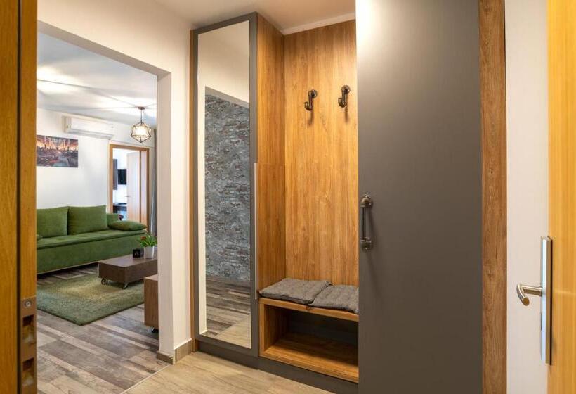 テラス付き１ベッドルームアパートメント, Tci Apartments