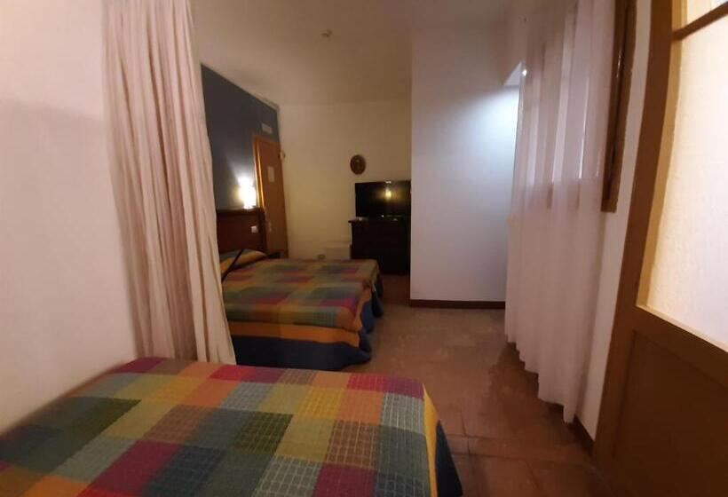 اتاق خانوادگی, Hostal Platja