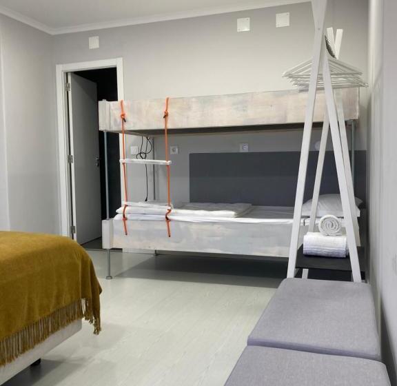 اتاق خانوادگی, Bus Station Suites & Studios