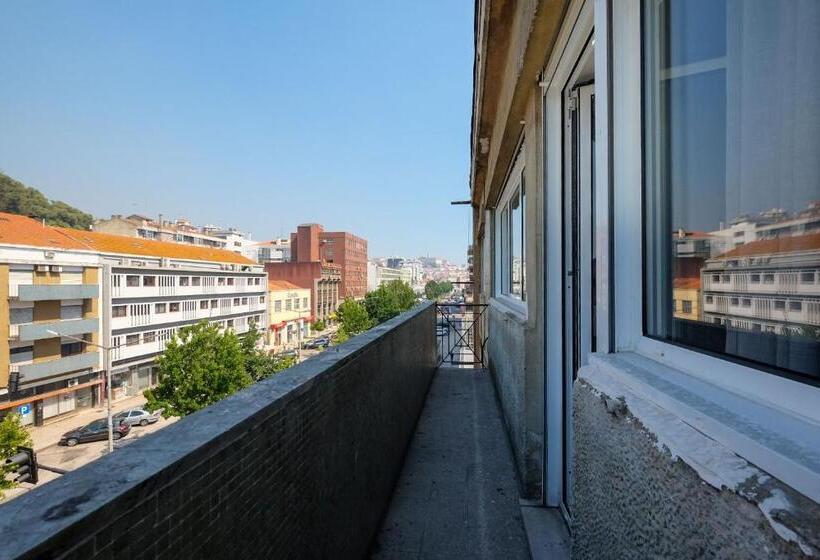 استودیو خانوادگی, Bus Station Suites & Studios
