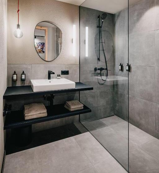 اتاق خانوادگی با چشم‌انداز کوه, Das Bleibt Alpine Suites