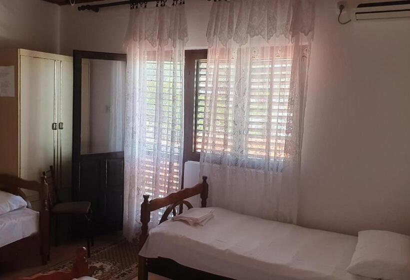 اتاق سه‌نفرۀ استاندارد با سرویس بهداشتی بیرون از اتاق, Guesthouse Sinani