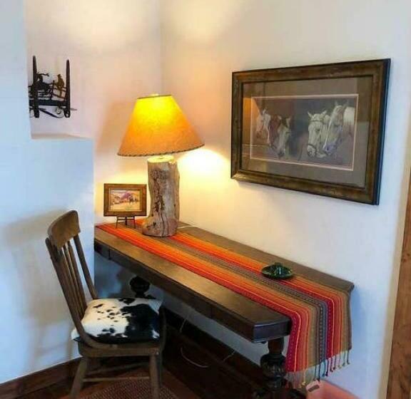 בית, 2 חדרי שינה, El Viejo Adobe   Across From Sul Ross Campus