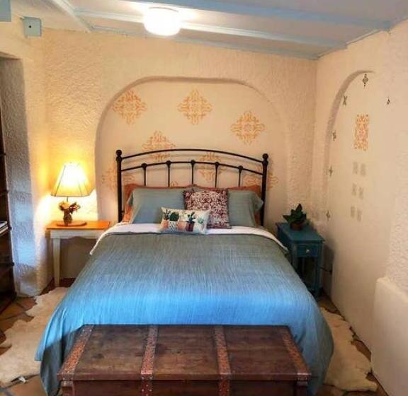 בית, 2 חדרי שינה, El Viejo Adobe   Across From Sul Ross Campus