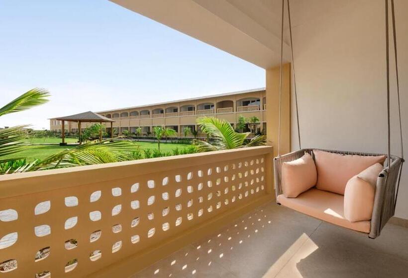 اتاق اجرایی با تخت بزرگ, Hawthorn Suites By Wyndham Dwarka