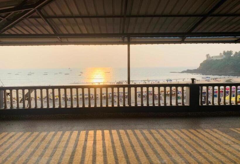 اتاق خانوادگی, Baga Beach Sunset