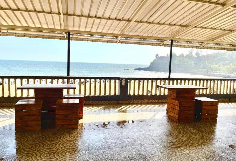 اتاق خانوادگی, Baga Beach Sunset