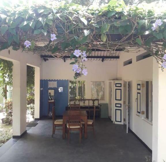 プールビュースタンダードルーム, Bentota Home Stay