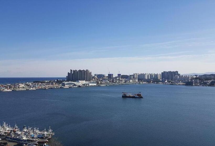 1 Bedroom Apartment Lake View, Nadree House 1