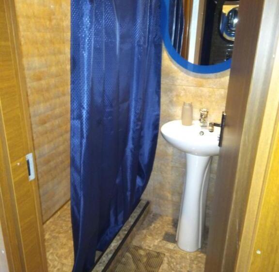 اتاق استاندارد سه تخته با سرویس بهداشتی مشترک, Family Hotel Mtamta