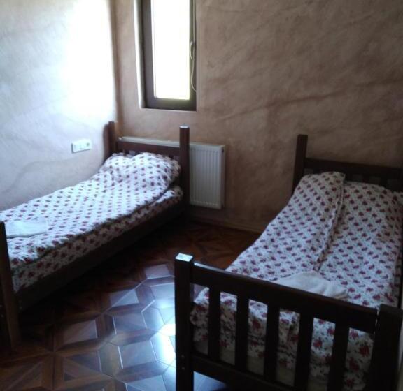 اتاق استاندارد سه تخته با سرویس بهداشتی مشترک, Family Hotel Mtamta