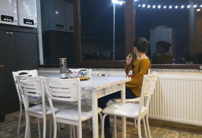 اتاق استاندارد سه تخته با سرویس بهداشتی مشترک, Family Hotel Mtamta