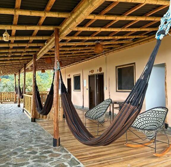 Habitació Quàdruple Economy Bany Compartit, La Veranda Hotel & Restaurant