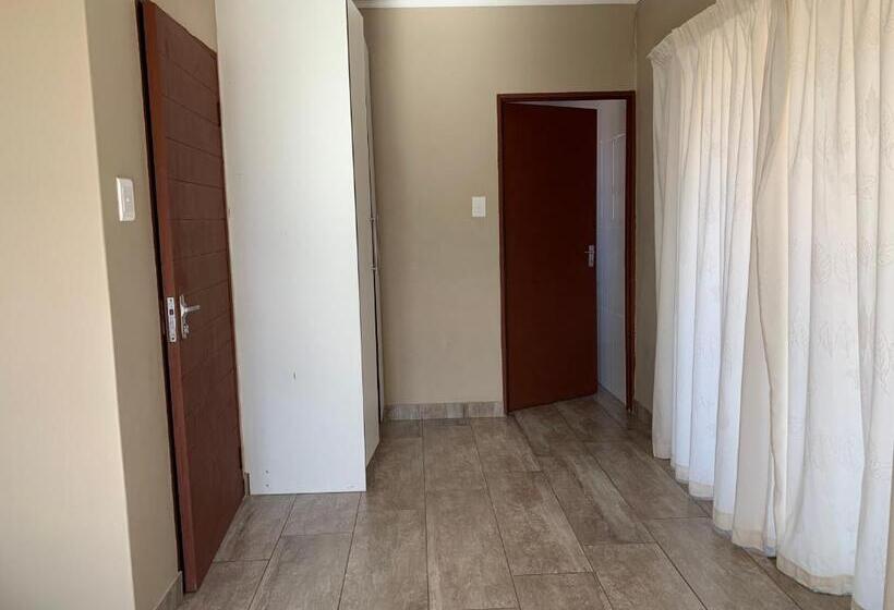 اتاق استاندارد با تخت بزرگ, Malu Guest House
