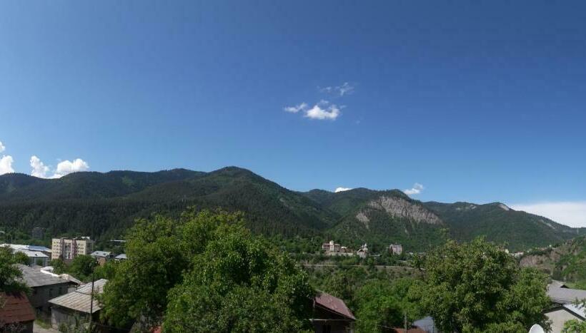 اتاق استاندارد سه تخته با بالکن, Akaki's Guesthouse