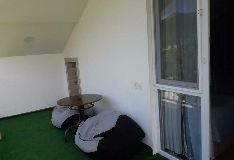 اتاق استاندارد سه تخته با بالکن, Akaki's Guesthouse