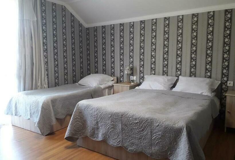 اتاق استاندارد سه تخته با بالکن, Akaki's Guesthouse