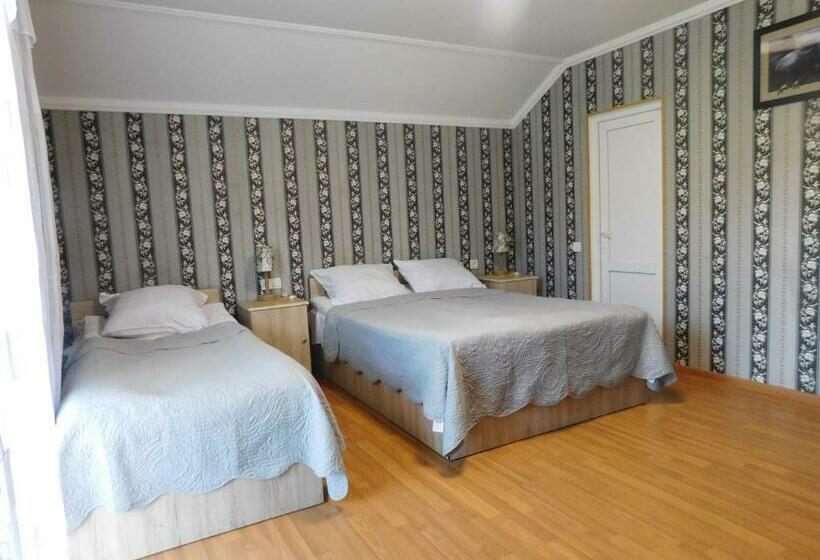 اتاق استاندارد سه تخته با بالکن, Akaki's Guesthouse