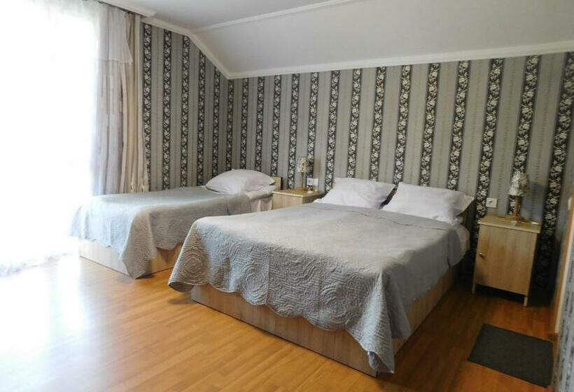 اتاق استاندارد سه تخته با بالکن, Akaki's Guesthouse