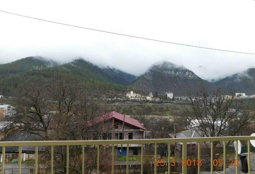 اتاق استاندارد سه تخته با بالکن, Akaki's Guesthouse