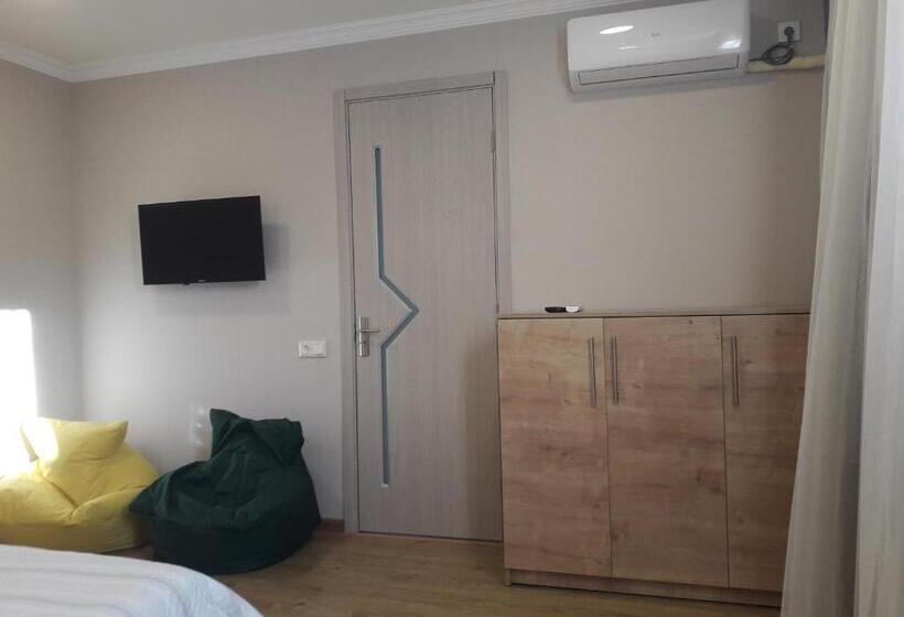 اتاق استاندارد سه نفره, Akaki's Guesthouse