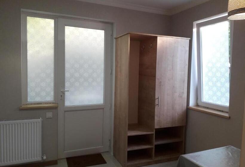 اتاق استاندارد سه نفره, Akaki's Guesthouse