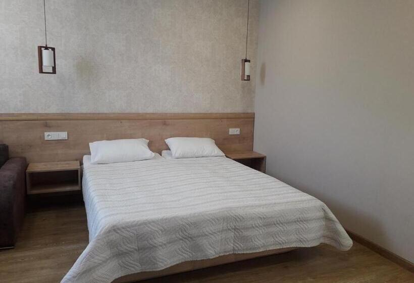 اتاق استاندارد سه نفره, Akaki's Guesthouse