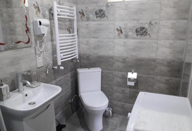 اتاق استاندارد سه نفره, Akaki's Guesthouse