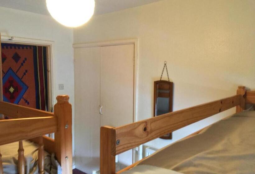 Четырехместный Номер Стандарт, Pantyrathro International Hostel