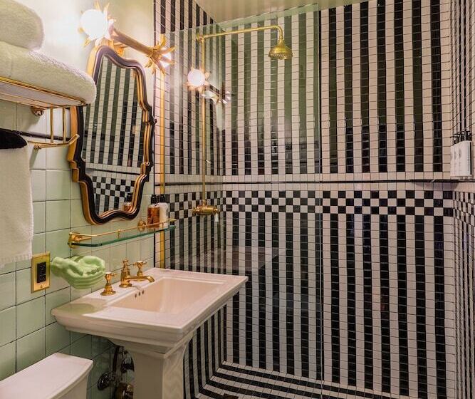 اتاق استاندارد با 2 تخت دوبل, Lafayette Hotel & Club