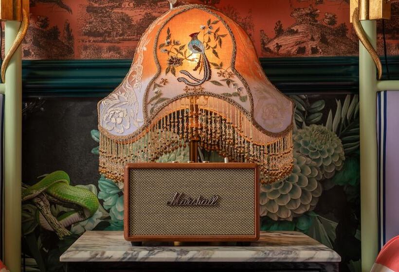 اتاق استاندارد, Lafayette Hotel & Club
