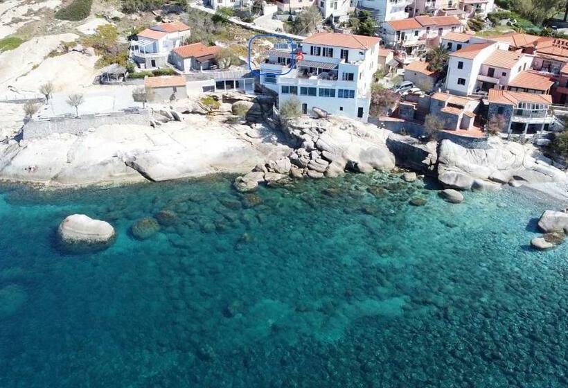 带一个卧室和一个阳台的海景公寓, Appartamenti   Villa Mare