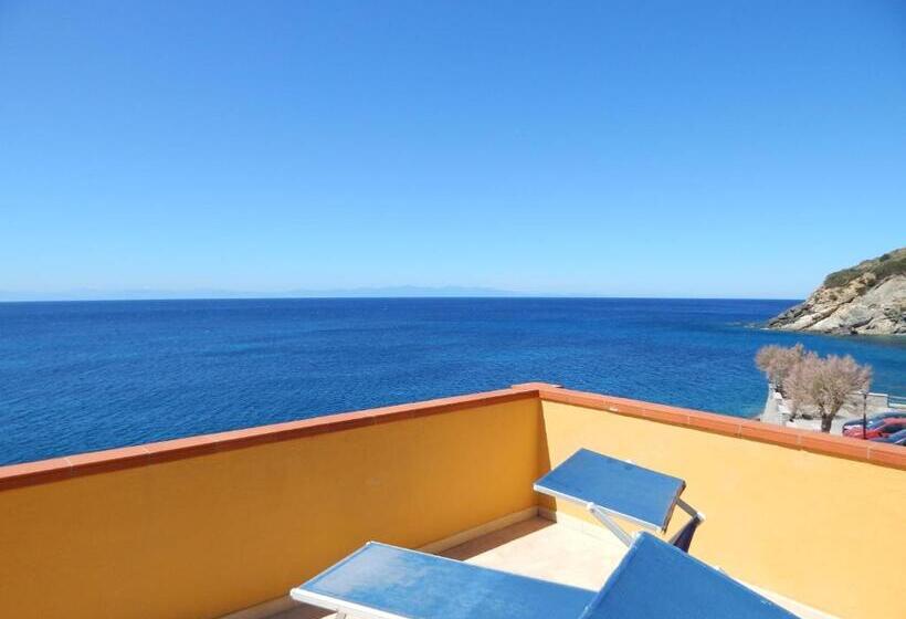 带一个卧室和一个阳台的海景公寓, Appartamenti   Villa Mare
