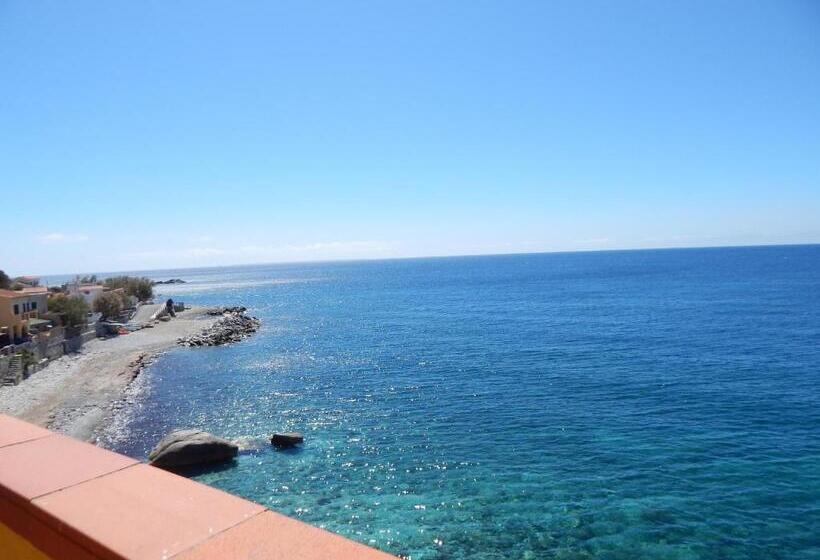带一个卧室和一个阳台的海景公寓, Appartamenti   Villa Mare
