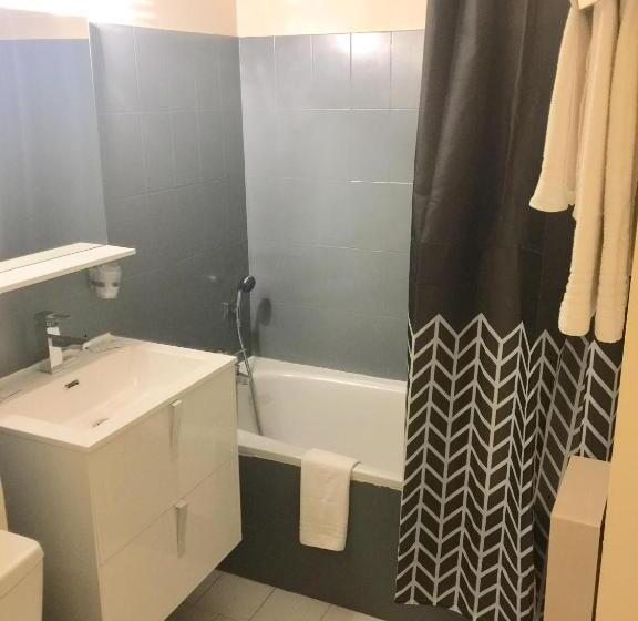 Номер Стандарт Вид на Бассейн, Hostellerie Saint Benoît
