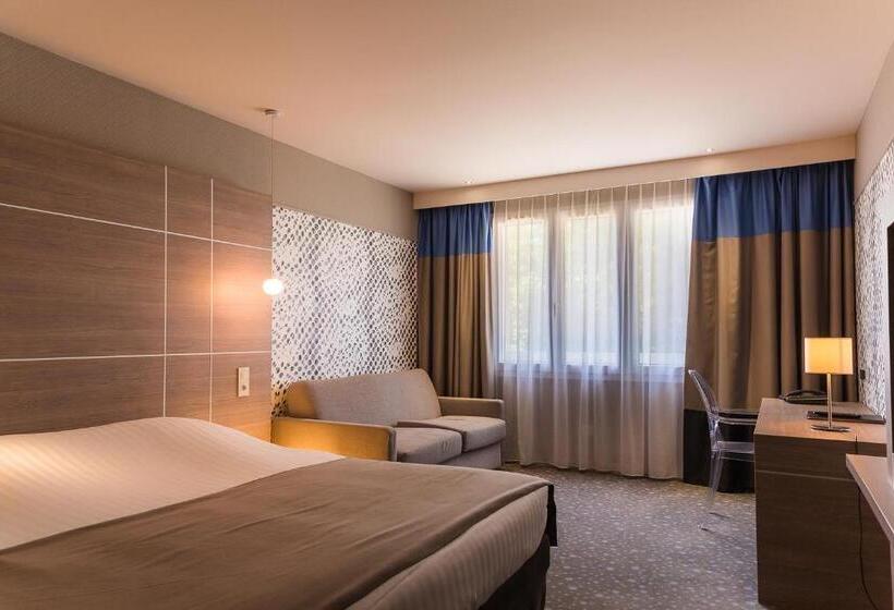 Четырехместный Номер Стандарт, Logis Le Rabelais Hôtel  Restaurant   Spa