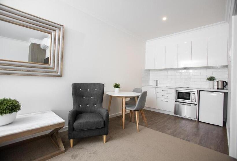 스탠다드 스튜디오, Newington Apartments