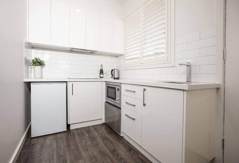 스탠다드 스튜디오, Newington Apartments