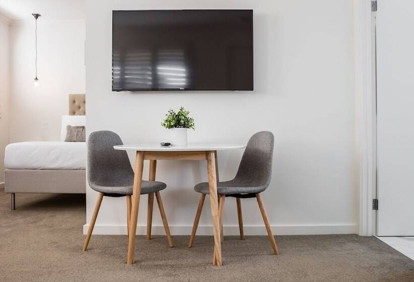 스탠다드 스튜디오, Newington Apartments