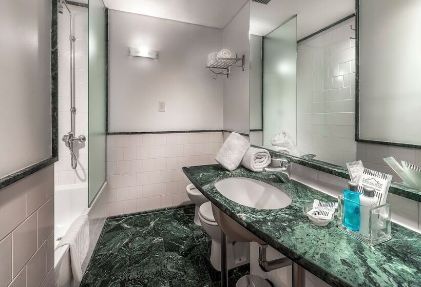 سوییت جونیور, Broadway Hotel & Suites