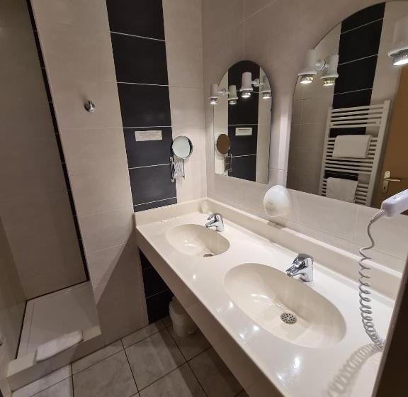 Четырехместный Номер Классик, Hostellerie Du Cantal