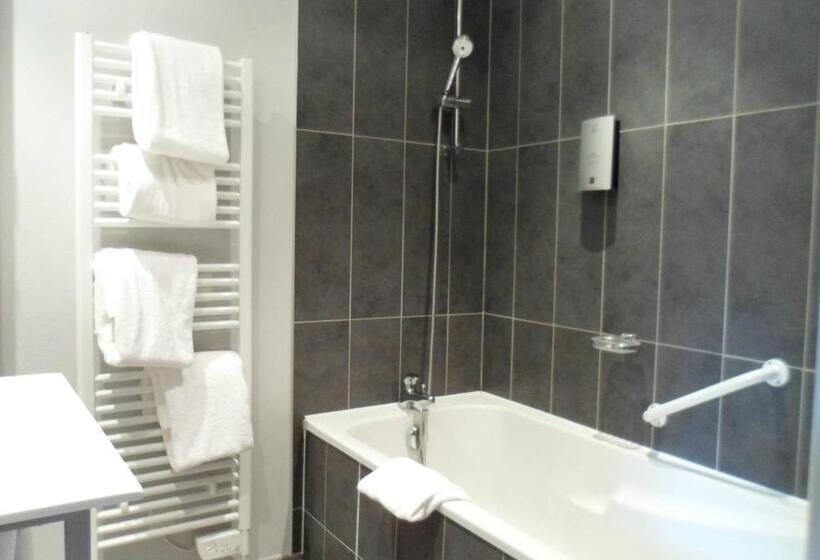 اتاق استاندارد سه نفره, Logis Hôtel Des Deux Forts